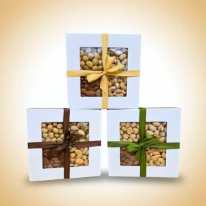 Riešutinė dovana baltoje dėžutėje su 550g šviežiai skrudintais riešutais.